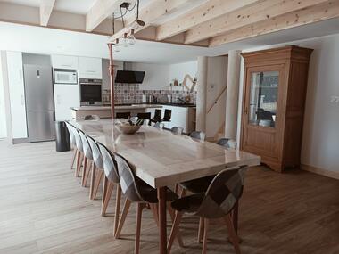 L'espace repas du Hangar de Papi