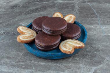 gros-plan-photo-gaufrettes-au-chocolat-biscuits-faits-maison-plaque-bois-bleue_114579-85457