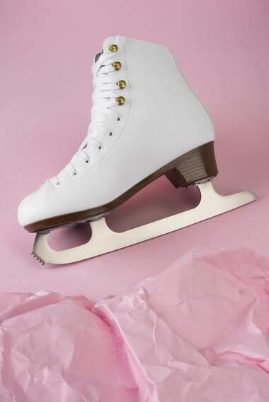 vue-des-patins-a-glace-blancs-avec-lacets (2)