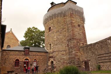 Tour Papegaut Montfort sur Meu Petite Cité de Caractère