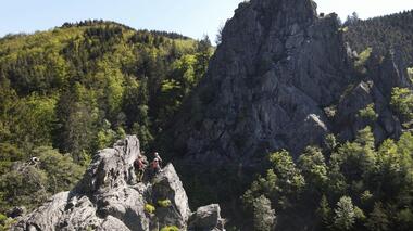 Eté 2025 - Bougez dans le Pilat - Via Ferrata adulte / Tyrolienne (à partir de 140 cm soit 10-12 ans) - Planfoy_Planfoy