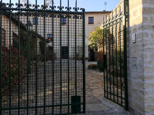 Entrée du logis de la Roche