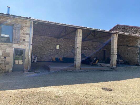 La terrasse de la salle de réception des Logis d'Eglantine