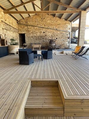 La terrasse de la salle de réception des Logis d'Eglantine