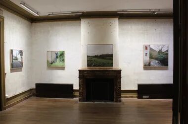 exposition-d-anne-leroy-je-ne-suis-pas-mort-la-famille-va-bien-villa-perochon-2018-380x250