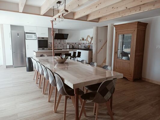 L'espace repas du Hangar de Papi