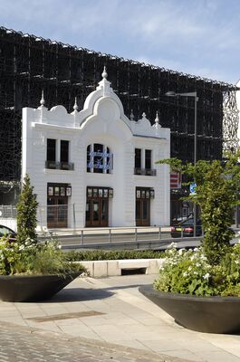 Cinéma depuis la place St Michel avec fleurs