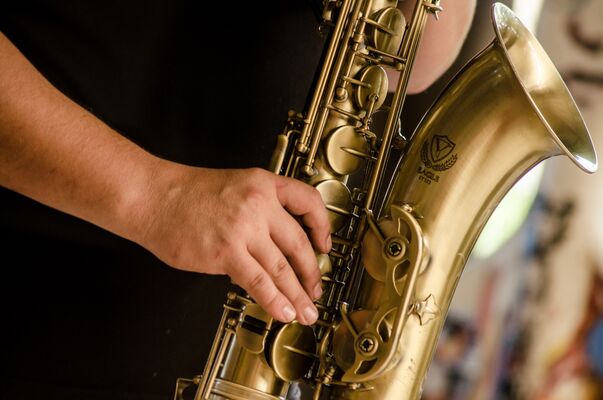 brass-hand-instrument-1049690