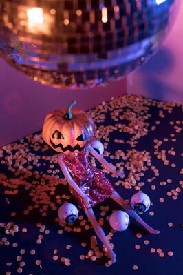 gros-plan-jouets-fantasmagoriques-d-halloween-et-boule-disco
