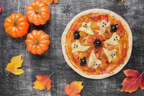 pizza-avec-des-fantomes-effrayants-sur-le-dessus-et-les-citrouilles