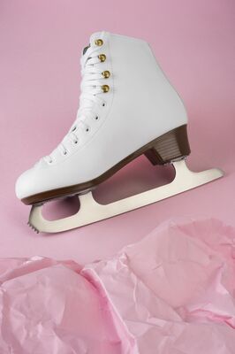 vue-des-patins-a-glace-blancs-avec-lacets (2)
