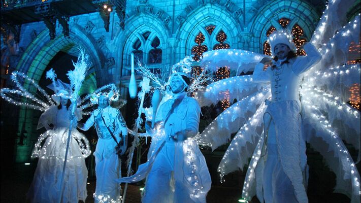 Parade de lumière avec des échassiers