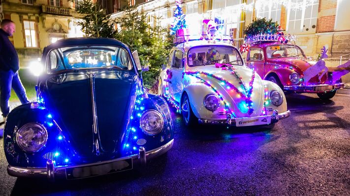 Anciennes voitures volkswagen décorées pour la parade de Noël