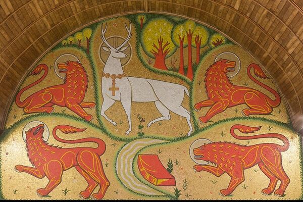 eglise_graal_cerf_blanc_visite_trehorenteuc_destination_Brocéliande