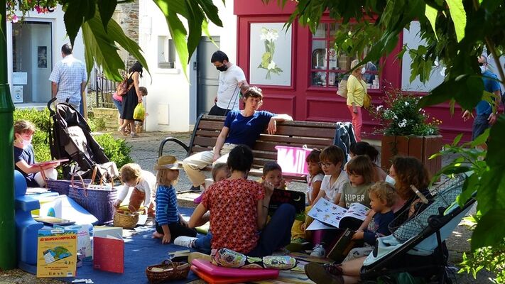 Lectures au Marché-Malestroit-été-2025