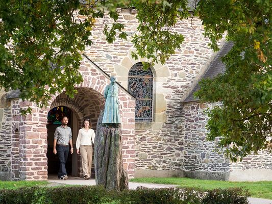 eglise_graal_abbé_gillard_visite_trehorenteuc_destination_Brocéliande