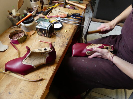établis et bottière au travail salomé rouge