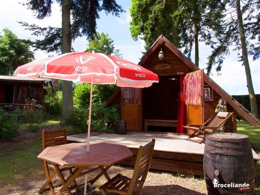 12-cabane_des_pionniers_SIOUX_camping_d_aleth_002