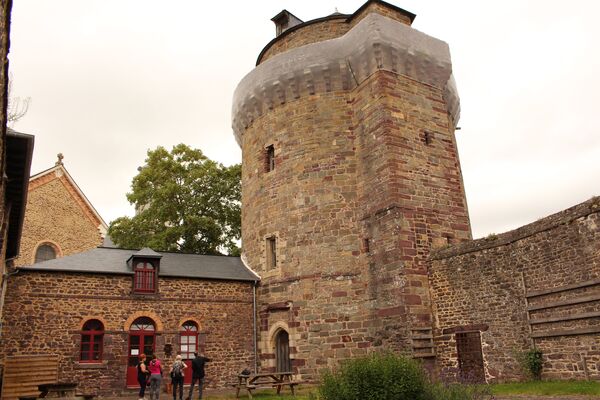 Tour Papegaut Montfort sur Meu Petite Cité de Caractère