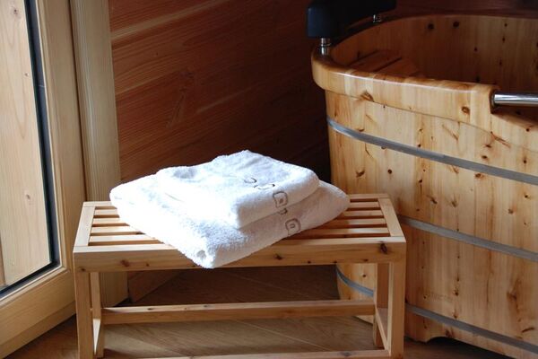 Serviettes de bain sur banc cabane la bourousais - MAURE DE BRETAGNE