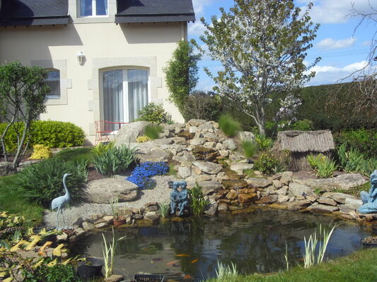 chaveneau - mare dans le jardin