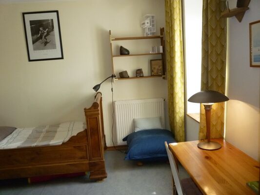 Terre Compagne-chambre etage de la maison - lit 90x180 et coin bureau