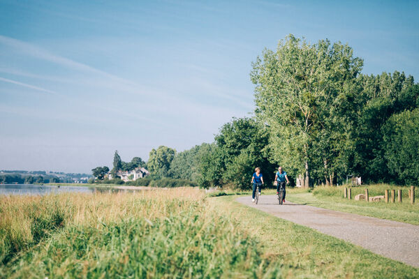 couple-de-seniors-se-baladant-a-velo-copyright-romain-bassenne-destination-angers-4642-1000px-928494