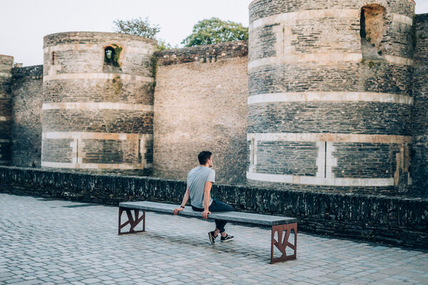 homme-devant-le-chateau-d-angers-copyright-romain-bassenne-destination-angers-4637-1000px-928495