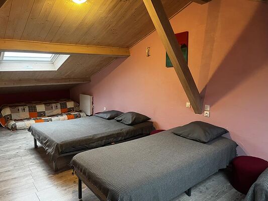 dortoir 2 lits simples 1 lit double matelas supplémentaires