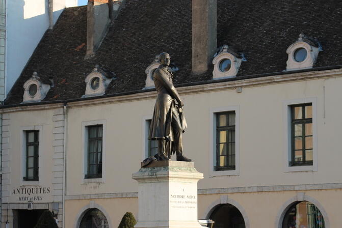 720713_009-statue_niepce_et_office_de_tourismejpg.jpg