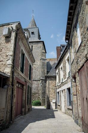 Sculpture-rue-des-Chapelles-La-Guerche-de-Bretagne--Clementine-LALLEMENT-2030.jpg