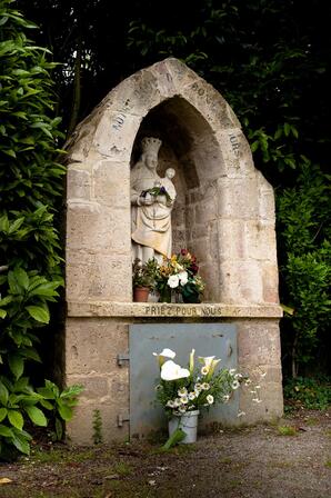 Oratoire-de-la-fontaine-a-Guillaume-Saint-Ouen-la-Rouerie-stenphoto.fr.jpg