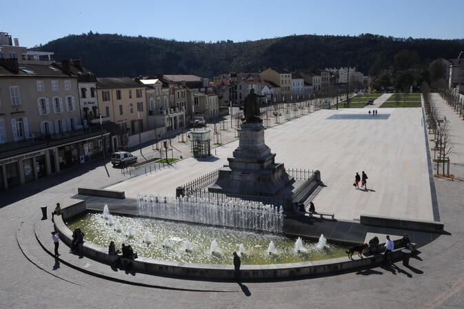 statue Gambetta et allées Fénelon.Photo  P. Lasvenes ville de Cahors.JPG