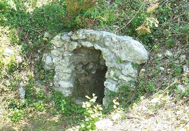 Fontaine-de-la-Roche.jpg