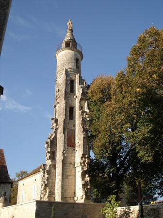 Tour-d-angle-du-Chateau-de-Clermont-de-Beauregard-2.jpg