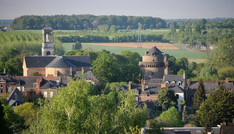 Vue-panoramique-sur-la-tour-de-Papegault-et-l-Eglise-St-Louis-Marie-Grignion---Montfort----Office-de-Tourisme.jpg