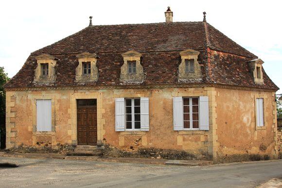 Maison-a-lucarnes-cendrieux.jpg