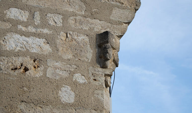 3 corbeaux sculptés à l'angle d'une maison © Lot Tourisme - C. Novello.jpg