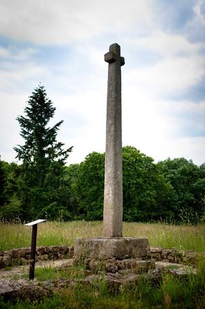 La-croix-de-l-ancien-cimetiere---Chauvigne---stenphoto.fr.jpg