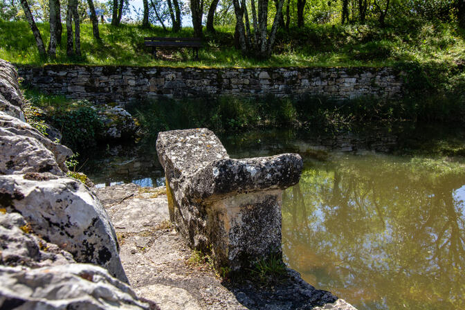 Lac et lavoir à Limogne © Lot Tourisme - C. Novello 160429-135455.jpg