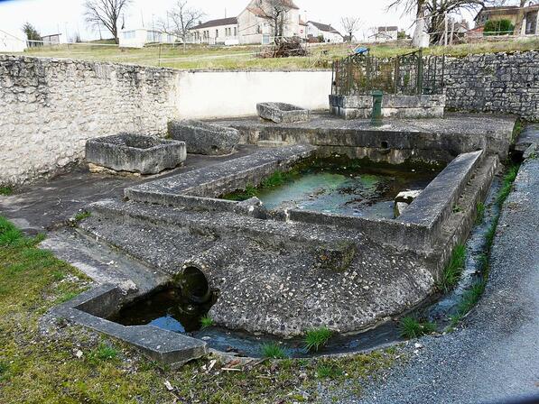 1024px-Negrondes-fontaine-lavoir--2-.jpeg