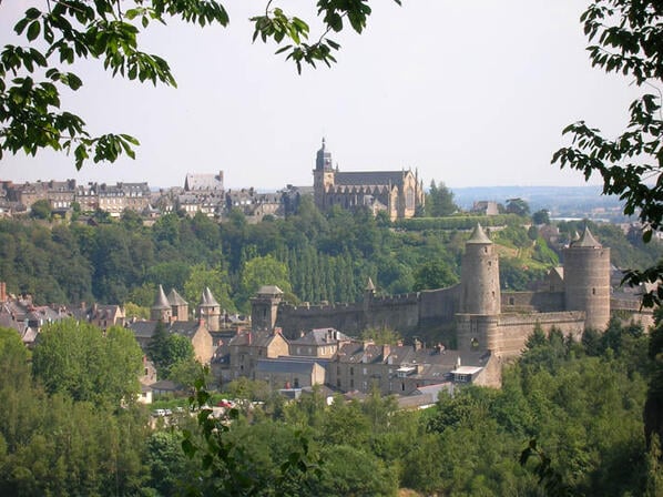 RANDOBRE0350002P-Equibreizh-en-Ille-et-Vilaine--Chateau-et-ville-de-Fougeres-2.jpg