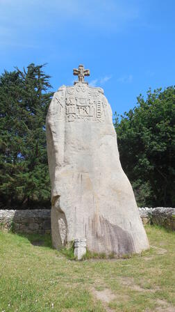 menhir-de-St-Uzec.JPG