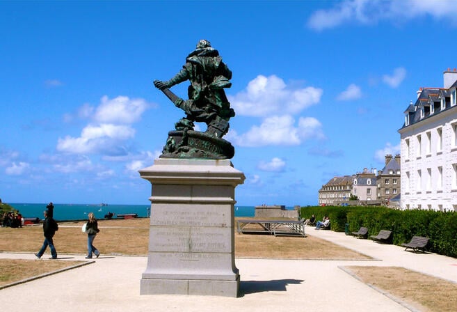 Statue-de-Jacques-Cartier-au-Bastion-de-la-Hollande----Indigo-Communication.jpg