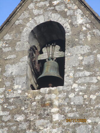 13 cloche église de Millac.JPG