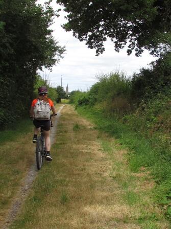 cycliste-sur-voie-verte-Messac-Chateaubriant-le-long-de-la-foret-du-Teillay.jpg