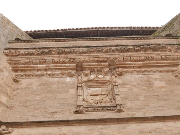 Beaumarches église masques 2 © Alain Fourcade.JPG