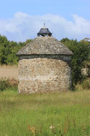 Pigeonnier-du-Vieux-Chatel.JPG