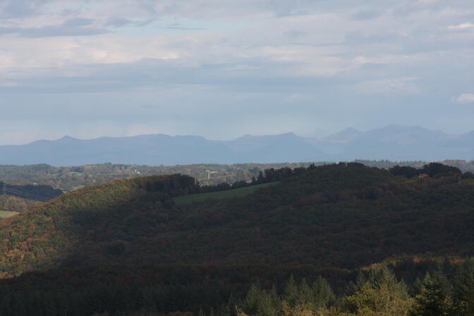 VUE CANTAL DEPUIS LAMATIVIE (1).JPG