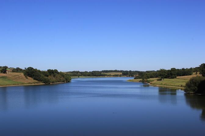 Vue-sur-le-plan-d-eau-de-la-Cantache-depuis-le-barrage.JPG